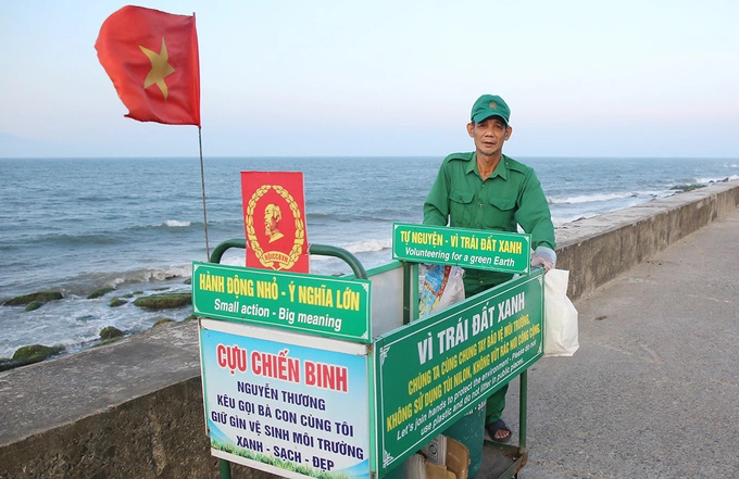 Nguyen Thuong pushes a cart along Cua Dai sea embankment to collect trash. Photo by VnExpress/Dac Thanh