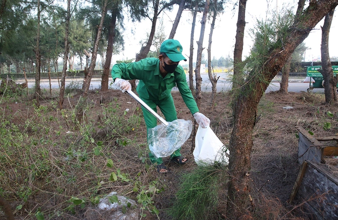 Thuong picked up a plastic bag on the side of the road. Photo by VnExpress/Dac Thanh