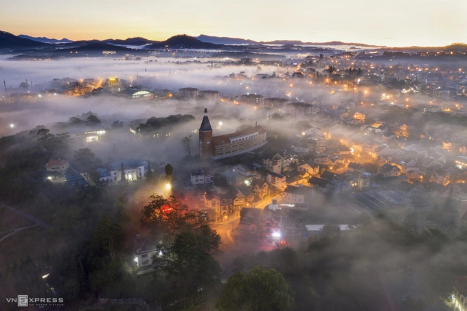 Da Lat City is shrouded in thick fog. Photo by Nguyen Hieu