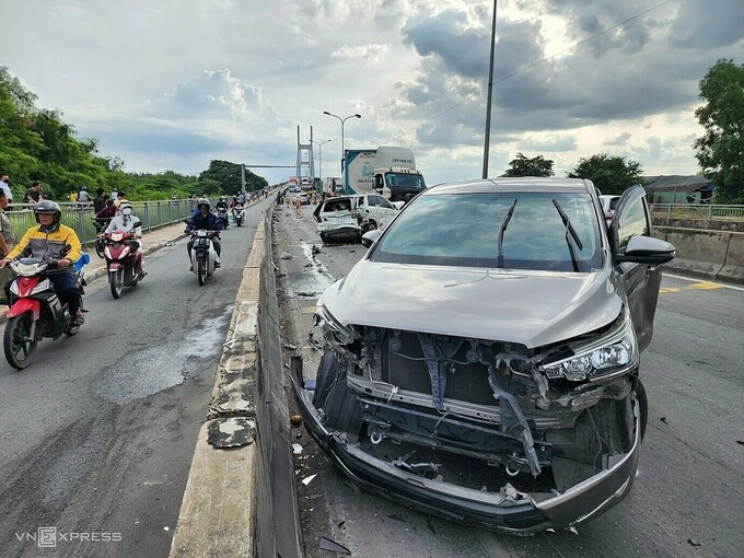 Accident scene at the Phu My bridge ramp in Thu Duc City, August 8. Photo VnExpress/Dinh Van