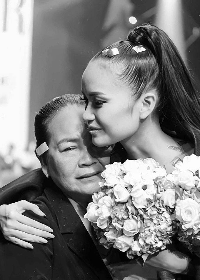 Miss Universe Vietnam 2022 Ngoc Chau (R) and and her mother Dang Thi Gai. Photo from Facebook