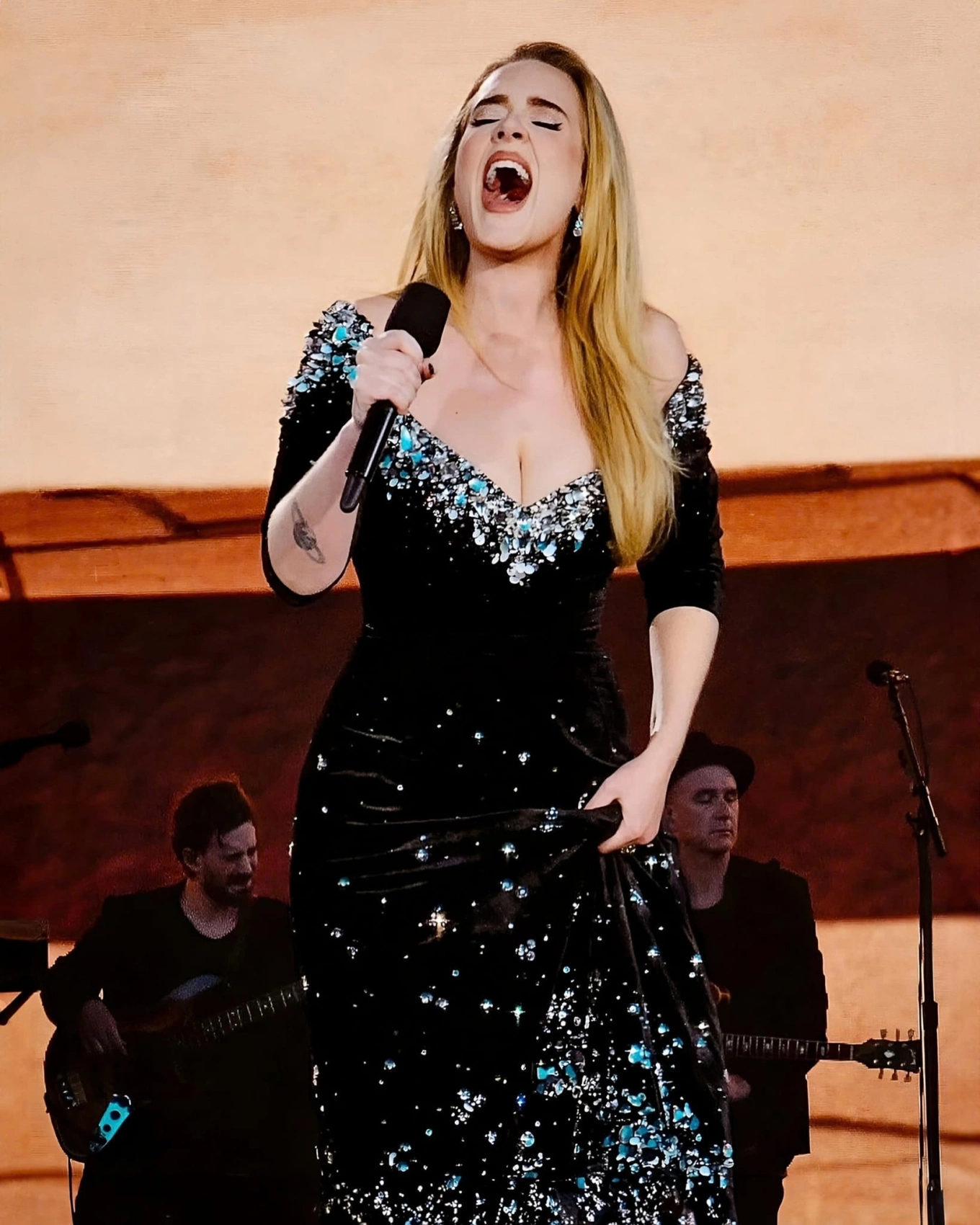 Adele dazzles in night sea-inspired gown by Vietnamese designer Cong Tri - VnExpress International Adele dazzles in night sea-inspired gown by Vietnamese designer Cong Tri - VnExpress International