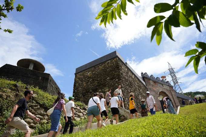 Tourists flock to Hai Van Gate in central Vietnam, August 2024. Photo by VnExpress/Nguyen Dong