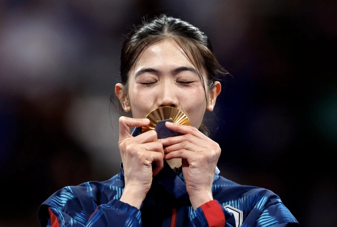 Panipak Wongpattanakit kisses her 49kg womens taekwondo gold medal at the 2024 Paris Olympics. Photo by AFP