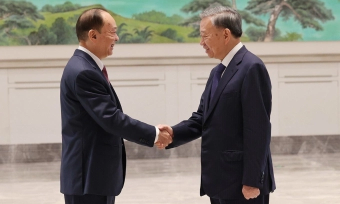 General Secretary of the Communist Party of Vietnam Central Committee and State President To Lam (R) meets Secretary of the Party Committee of Guangdong province Huang Kunming on Aug.18, 2024. Photo courtesy of Vietnam News Agency