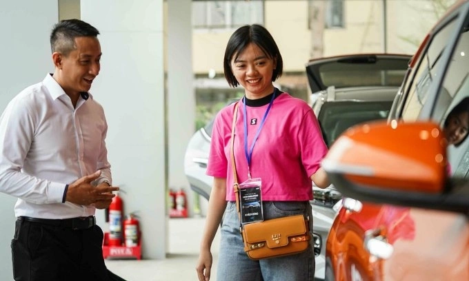 Auto sales rise by 19% 2 A customer viewing cars at a Kia dealership in HCMC. Photo by VnExpress/Thanh Nhan