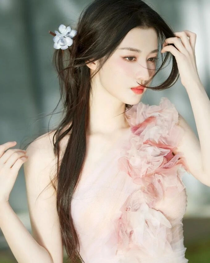 Chinese actress Wang Chu Ran practices Pilates to maintain a healthy body. Photo from Instagram