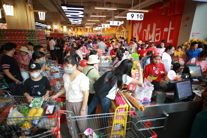 Customers shopping at WinMart supermarket on the weekend. Photo courtesy of WinCommerce