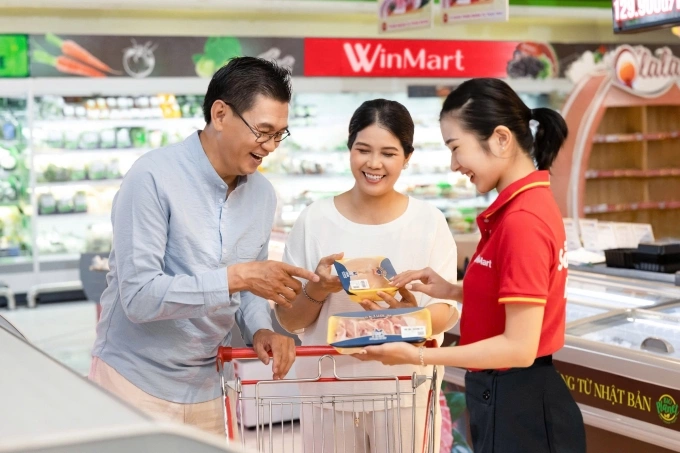 Winmart employees assist customers with shopping. Photo courtesy of WinCommerce