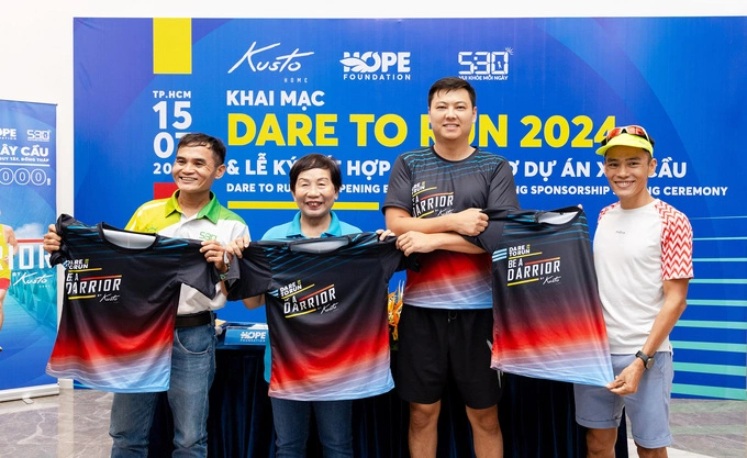 Sergey Nam (2nd, R) at the opening ceremony of Dare to Run 2024. Photo courtesy of Kusto Home