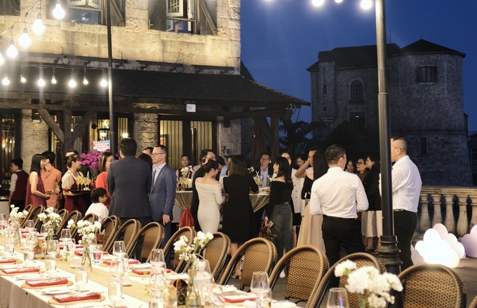 LÉtable Restaurants terrace offers an outdoor dining experience under the night sky. Photo courtesy of Mercure Danang