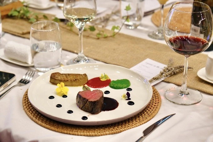 Diners can customize and refine the menu with a wide selection of European and Asian cuisine. Photo courtesy of Mercure Danang