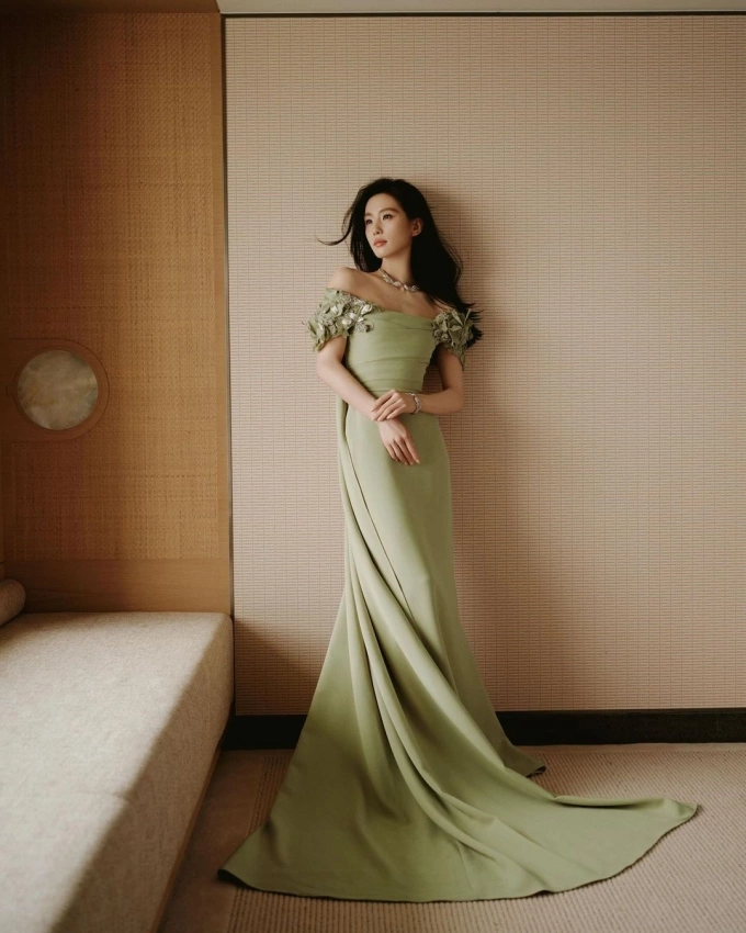 Liu Shishi flaunts her slender, delicate frame. Photo from Liu Shishis Instagram