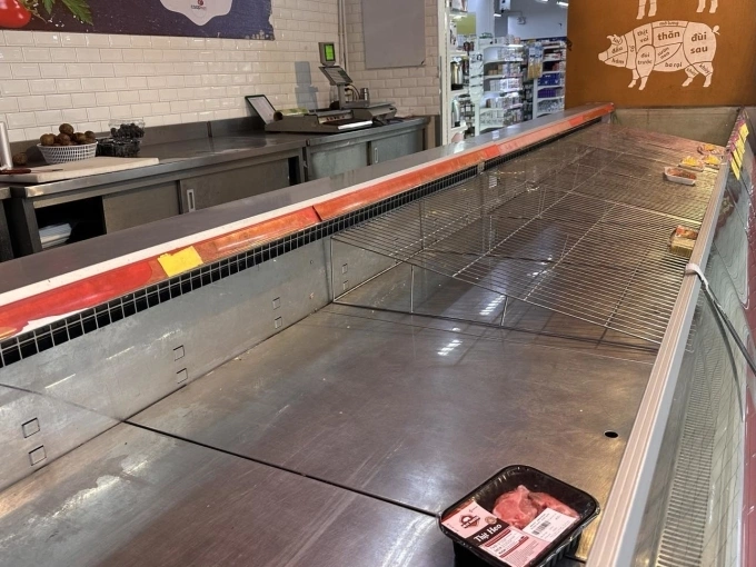 The meat section of a supermarket in Hanoi was almost empty as of 2.30 p.m., Sep. 6, 2024. Photo by VnExpress/Anh Minh