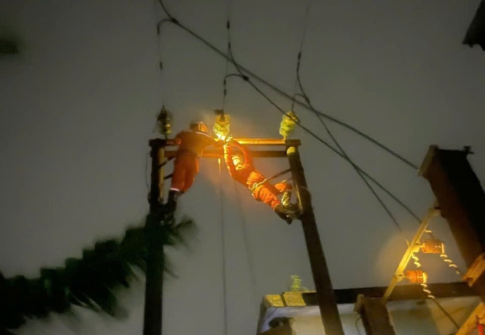 Electricity workers fix the power line in Ninh Binh on Sept. 7, 2024. Photo by EVN