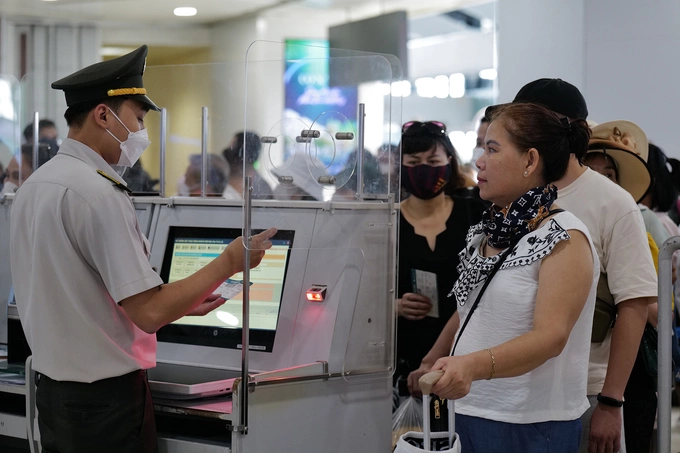 Passengers go through security screening at Noi Bai Airport in Hanoi in 2022. Photo by VnExpress/Ngoc Thanh