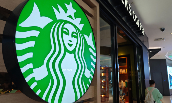 New Starbucks CEO shakes up China arm's top management
