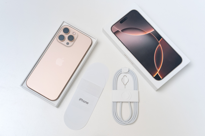 The desert titanium iPhone 16 Pro Max. Photo by VnExpress/Tuan Hung