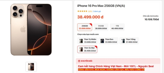 A retail chain lists the desert titanium iPhone 16 Pro Max at nearly VND5 million above the price of the natural titanium variant. Photo by VnExpress/Luu Quy