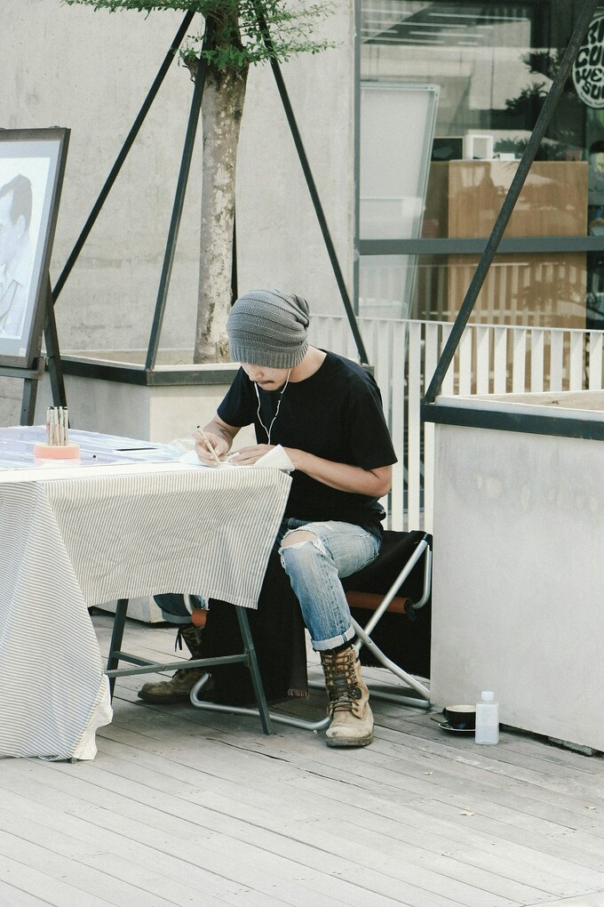 A person is drawing. Illustration by Unsplash