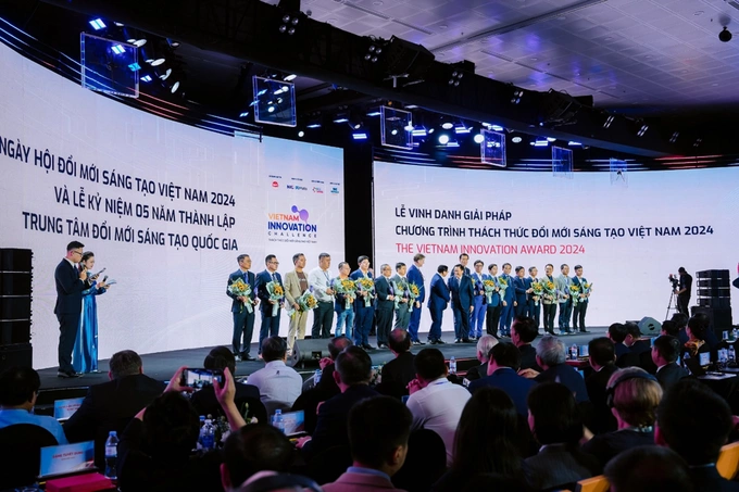 Metas representative with other companies at the Vietnam Innovation Award 2024. Photo courtesy of Meta