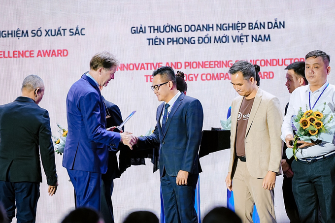 Metas representative receiving the innovative and pioneering semiconductor technology company awards. Photo courtesy of Meta