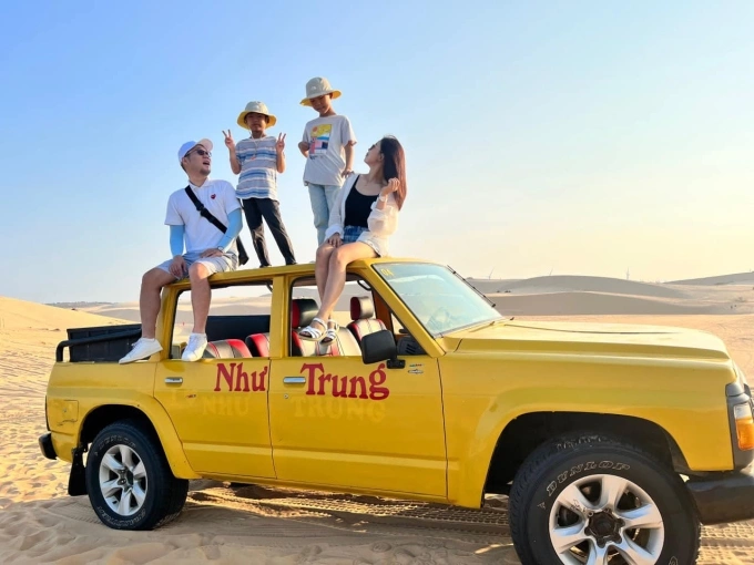 A family of South Korean tourists visit Mui Ne, south central Vietnam, in March 2024. Photo by Nhu Trung
