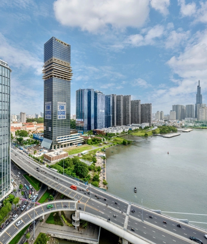 Marina Central Tower, located at the intersection of Ton Duc Thang and Nguyen Huu Canh streets, adjacent to Ba Son Bridge, places it at the heart of District 1, HCMC. Photo courtesy of Masterise Homes