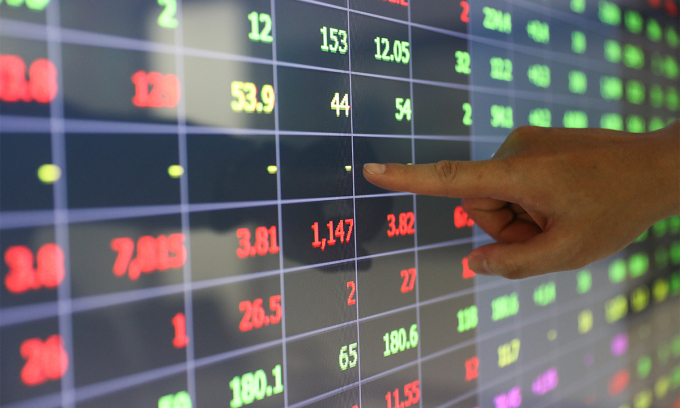 Vietnam stocks start week in red as Asian shares slide