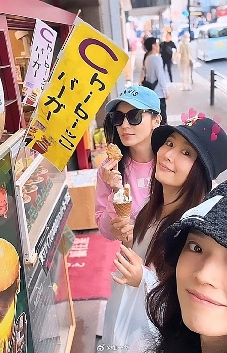 三人在日本之旅中享用饼干冰淇淋。舒淇微博供图