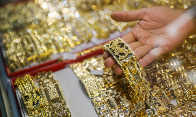 Vietnam gold prices surge amid global rally