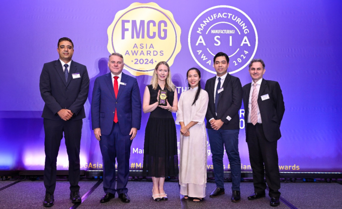 Leaders of Pharmacity with the Home Brand of the Year award. Photo courtesy of Pharmacity