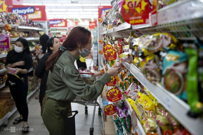 Consumers shop at a supermarket in HCMC on June 18, 2023. Photo by VnExpress/Thanh Tung