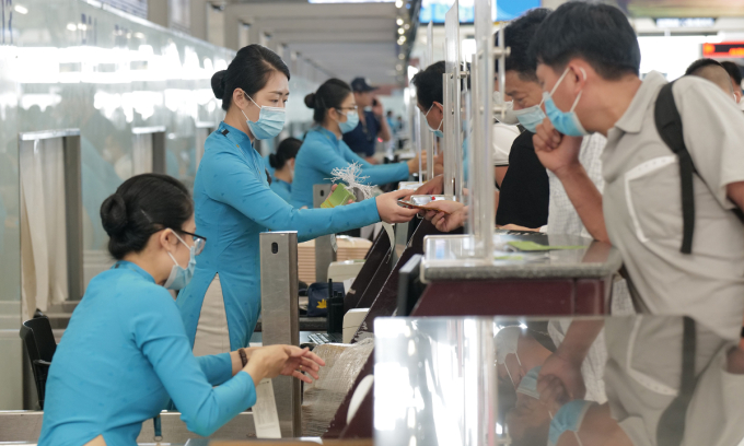 Airline employees speak to passengers at Noi Bai International Airport in Hanoi in August 2022. Photo by VnExpress/Ngoc Thanh