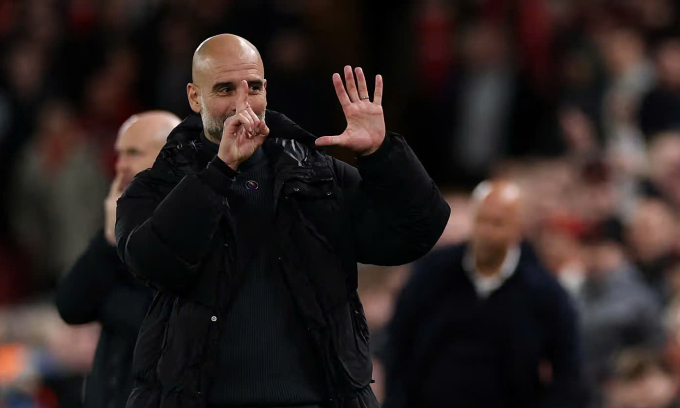 Pep Guardiola suýt tẩn CĐV MU trên phố 1 Pep Guardiola goes viral for responding to Liverpool fans with six-finger gesture - VnExpress International