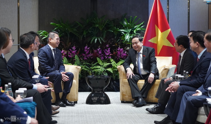 Vietnam Chairman of the National Assembly Tran Thanh Man (R) meets with executives of Kepple in Singapore on Dec. 3, 2024. Photo by VnExpress/Anh Tu