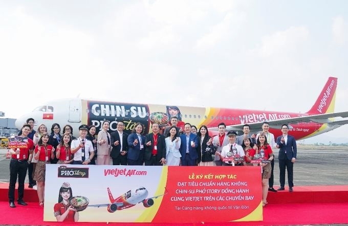 Guests from ministries and departments and representatives of Masan Consumer and Vietjet next to the Chin-Su Pho Story aircraft at Van Don airport on Dec. 4. Photo courtesy of MSC