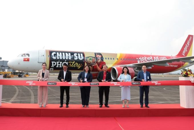 Vietjet and Masan Consumers representatives presented the cooperation agreement and cut the ribbon to inaugurate the aircraft at the signing ceremony. Photo courtesy of MSC
