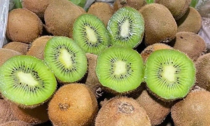 Chinese kiwi for sale in Vietnam. Photo by VnExpress/Linh Dan