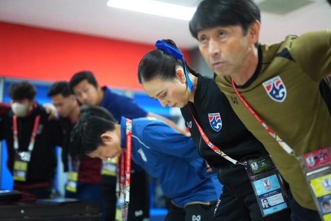 Coach Masatada Ishii (R) stands next to Madame Pang in the Thailand national teams locker room before the match against Malaysia at the ASEAN Cup on Dec. 14, 2024. Photo by FAT