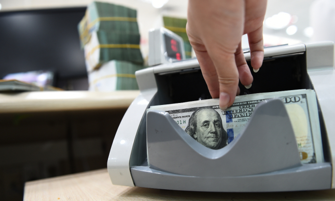 Dollar gains over dong