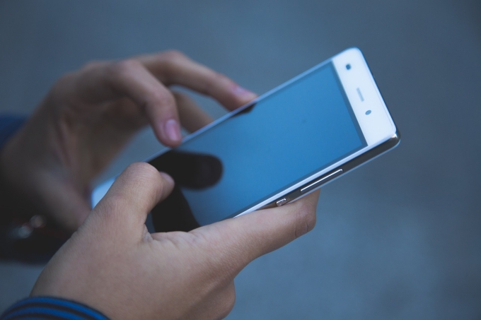 A person using a smartphone. Illustration by Pixabay