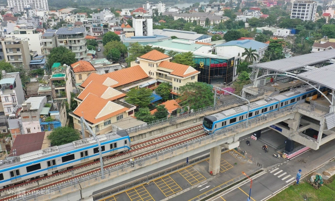 Metro No. 1 trains run pass Rach Chiec station in Thu Duc City, Dec. 22, 2024. Photo by VnExpress/Quynh Tran