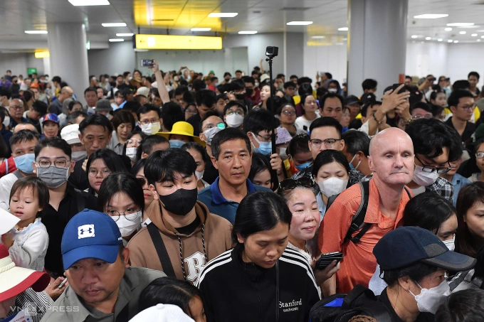 People gather at Ben Thanh Station waiting to board the Metro No.1 trains on Dec. 22, 2024. Photo by VnExpress/Thanh Tung