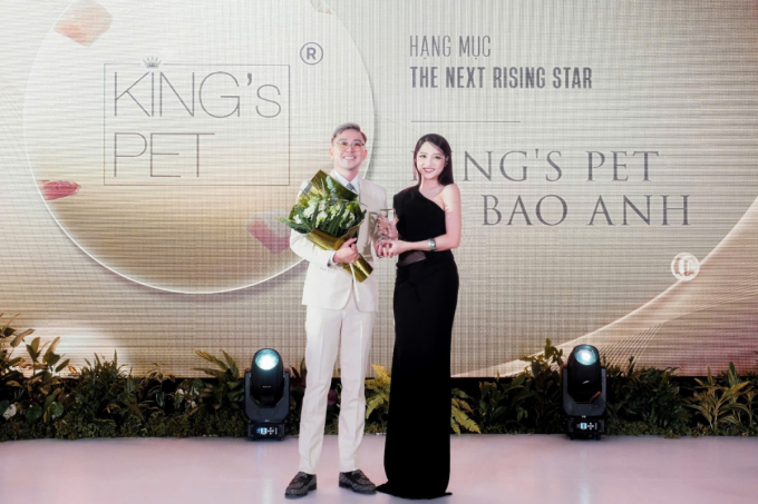 Co-founder Vo Hong Duc (L) remarked that this award is a tremendous honor and a stepping stone to realize our aspiration of bringing a Vietnamese brand, built on Vietnamese ingenuity, to the international market. Photo courtesy of ???