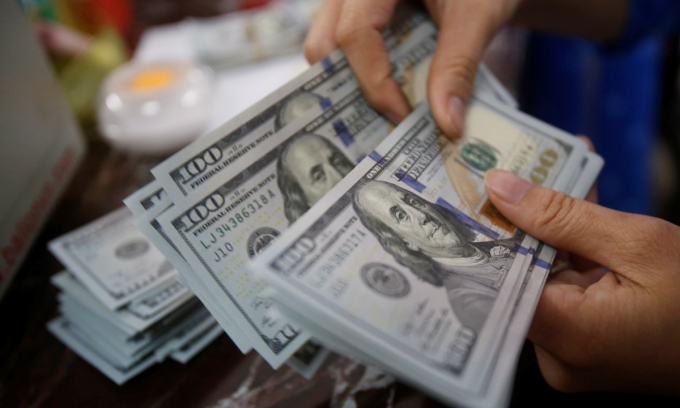 Dollar slips against dong