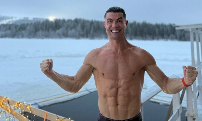 Ronaldo flaunts 8-packs during vacation in snowy Santa Claus' home