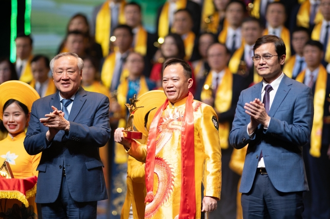 Dinh Duc Thang (C), Chairman of the Board of Directors and General Director of Stavian Chemicals JSC, received the Top 10 Golden Star of Vietnam 2024 on Dec. 24 in Hanoi. Photo courtesy of Stavian Chemical