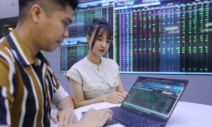 Stocks close week in green
