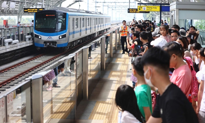 I’m surprised to find HCMC metro passengers as civilized as Singapore’s